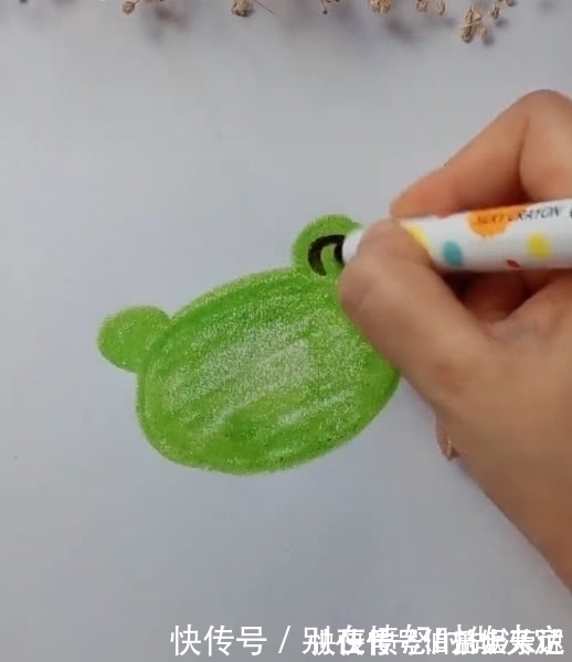 蜡笔画|美术生用蜡笔画青蛙,开始还很正常,可到最后:手长头上了?
