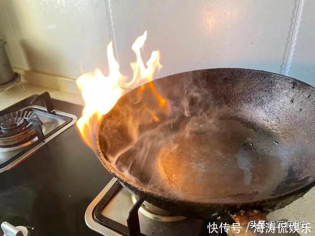 婆婆家锅底油垢太厚,巧媳妇只用1个小妙招,旧锅马上变新锅