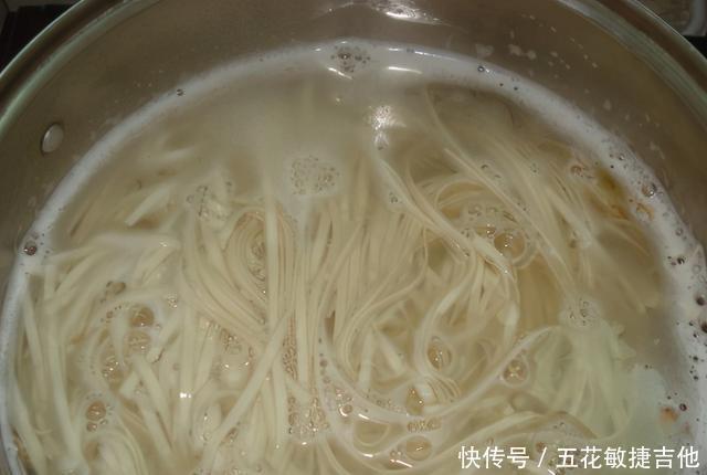 爽口|煮面条，开水下锅就错了，牢记这4个小妙招，面条爽口又筋道