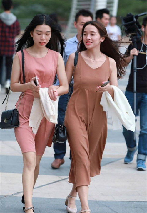 街拍:小姐姐尖下巴樱桃嘴,乌黑的长发,轻薄的白纱透出玲珑身材