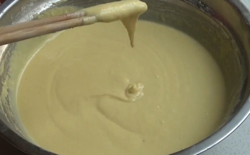 玉米面里加1袋牛奶，手不粘面，简单一做，比蛋糕面包还好吃