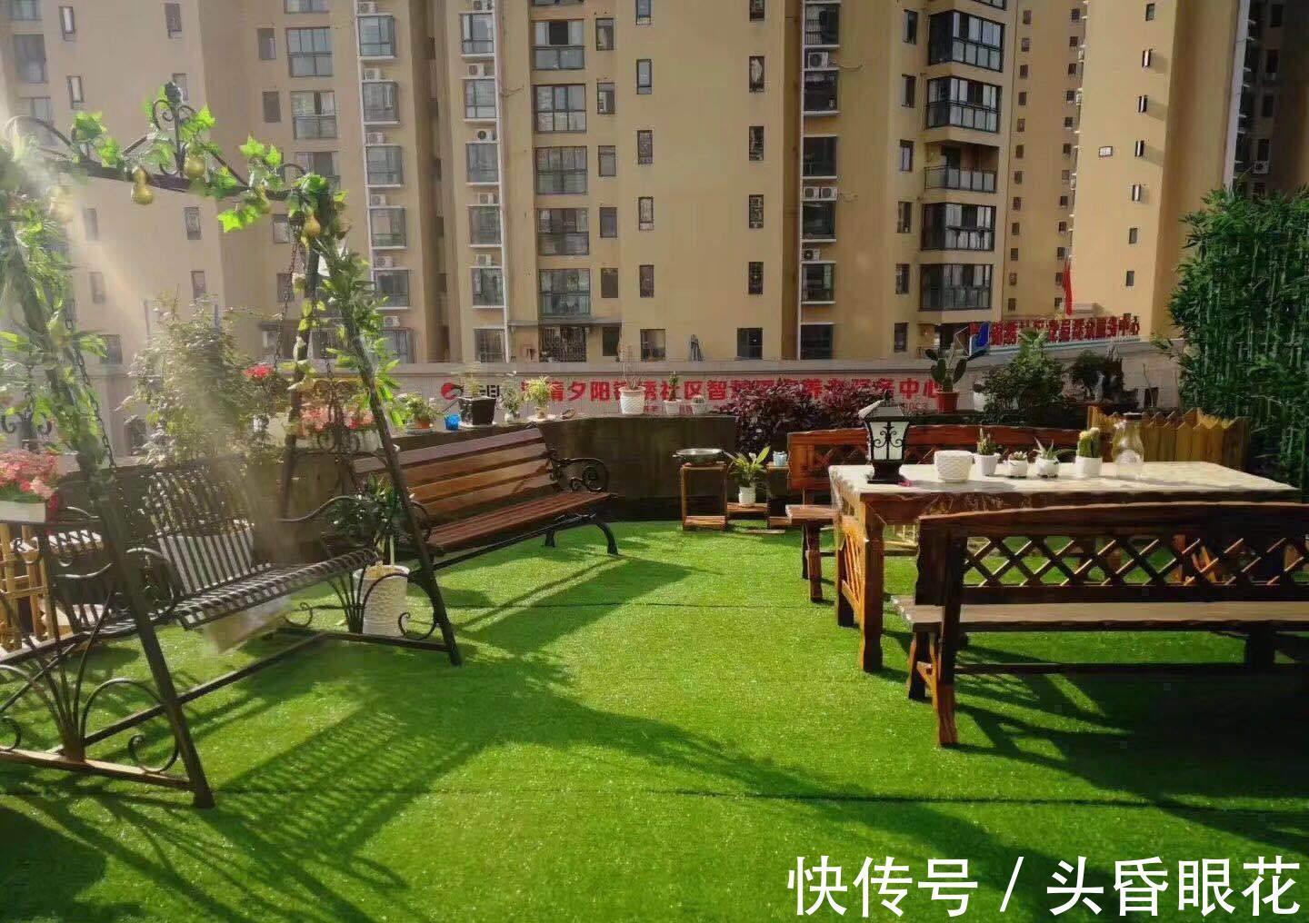 瓷砖|为什么有钱人阳台不铺瓷砖了头一次见铺这种材料，漂亮又实用