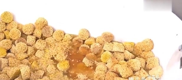 小伙用浴缸泡300盒泡面来洗澡，见他吃一口后，从此远离方便面