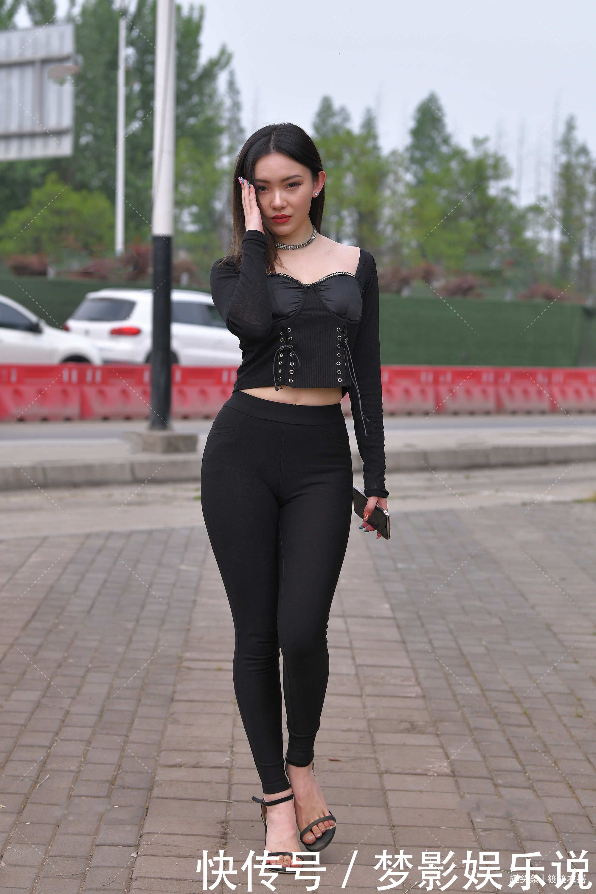 穿搭|黑色修身小上衣搭配黑色裤子,脚上穿了一双高跟鞋,简约大气