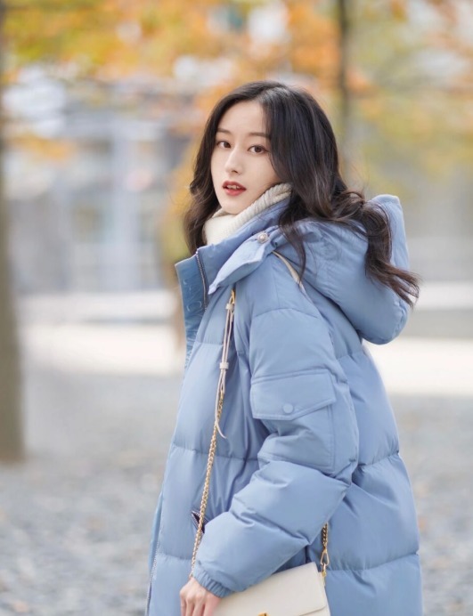 利落|羽绒服别光买黑白灰,今年流行这件“婴儿蓝”,显白还很减龄!
