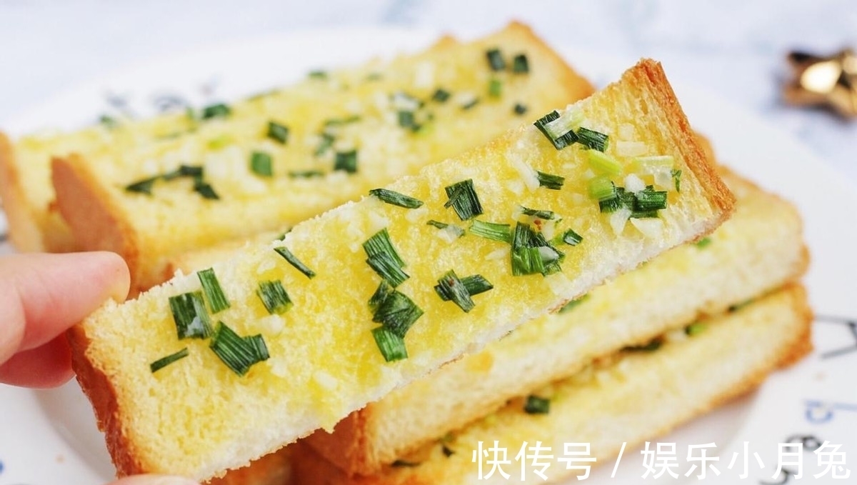 蒜泥|吃剩下的吐司再加工，做成蒜蓉吐司条，大人孩子都爱吃
