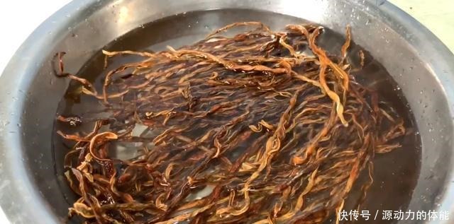 碰到此菜别手软,一次多存些,晒干放冰箱囤起来,上锅一蒸比肉香!