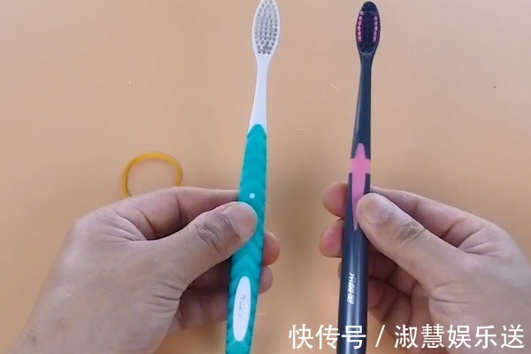 2个旧牙刷绑在一起太厉害了，我也是今天才知道，一年能省不少钱