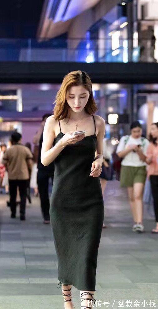 穿搭 美女脚上穿搭上一双透明的高跟鞋,显得个性又时尚,性感迷人