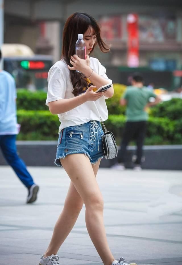 街拍牛仔热裤搭配短袖T恤,简简单单很符合小姐姐的气质哦