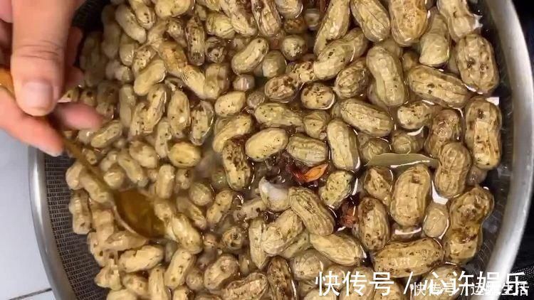 入味|煮盐水花生时，加1样东西，咸香入味久存不坏，越吃越上瘾