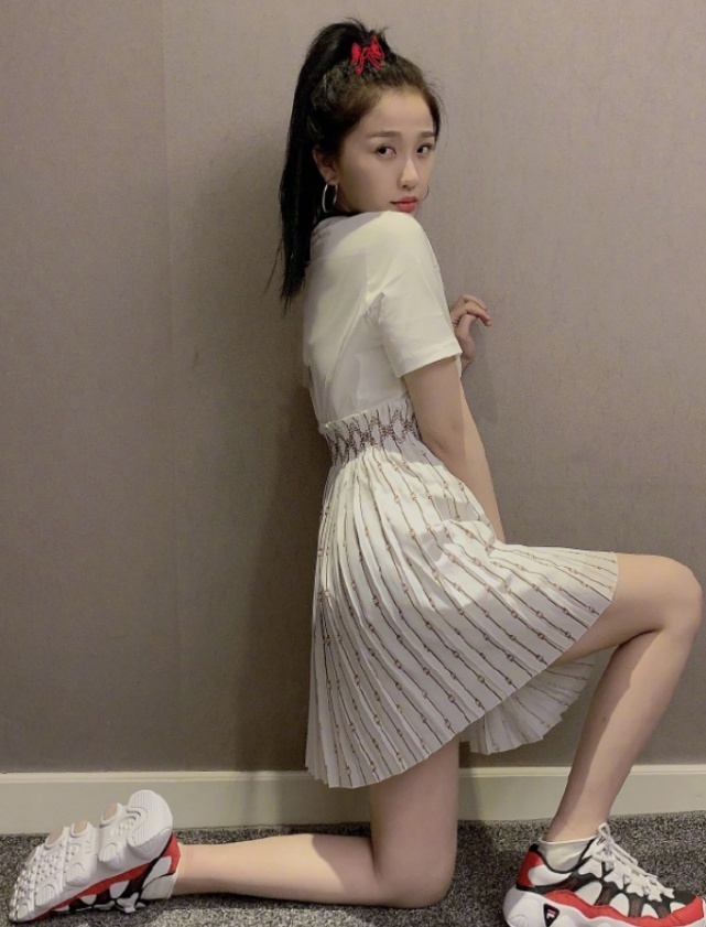 她因在《一年级》中表白失败火了,今穿“梦幻紫”匡威现身,美爆