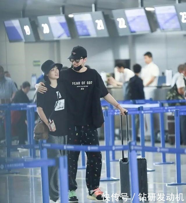 吴莎|刘翔牵手妻子吴莎出行,留学生发型好减龄,穿T恤又素颜像极学生!