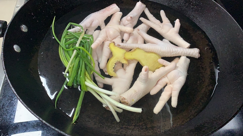 鸡爪去骨原来这么简单,一根牙签就搞定了,做无骨凤爪更入味