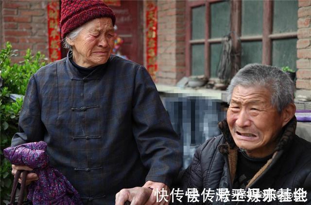 父母|母女俩吃牛肉面刚结账,老板就断言:这妈妈估计老了要睡大街