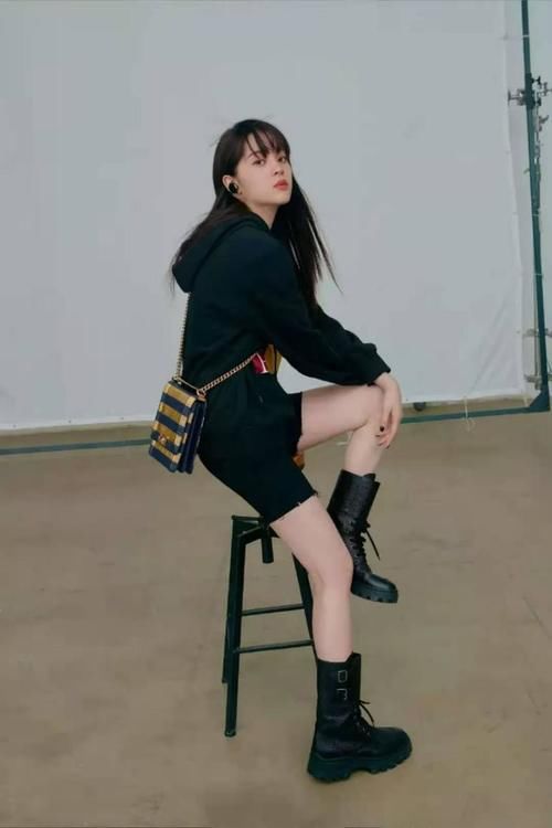 工装裤 初秋鞋子不用买太多，有这3双“经典款”足够你穿了，时髦又百搭