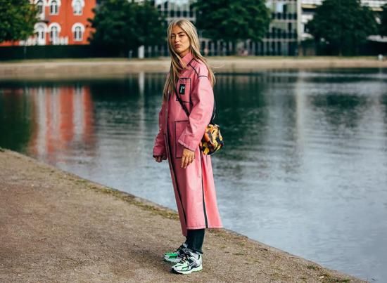运动鞋才是冬日穿搭的标配 时髦精们都这在穿
