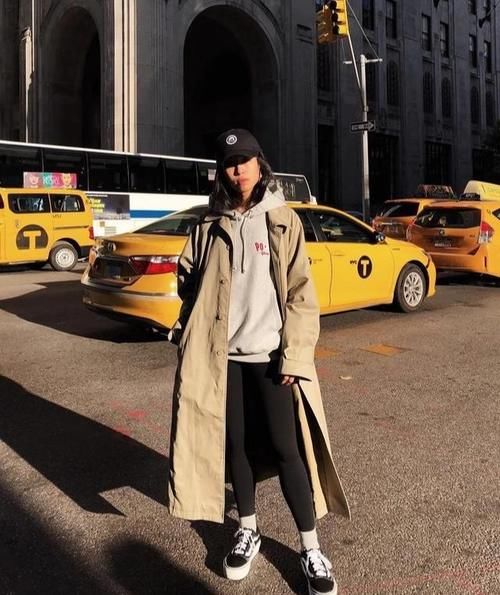 初春火了一种新穿法,叫“薄外套+九分裤”,时髦随性,潮人都爱