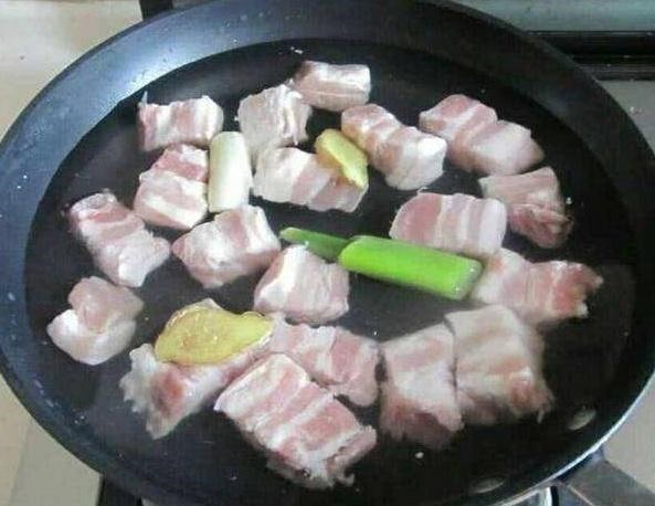 不管什么肉,焯水时牢记这两点,保证脏东西自己出来