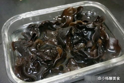 味道|炒木耳时，“噼啪炸锅”真吓人！多加这1步，既不炸锅味道更好！