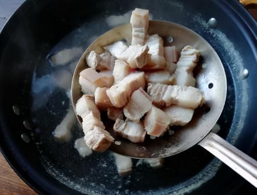 炒糖色时,糖一定不能直接下油锅!做错这一步,肉又苦又硬,难吃