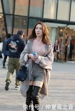 妩媚|路人街拍,小姐姐搭配粉色的打底小衫,妩媚,性感