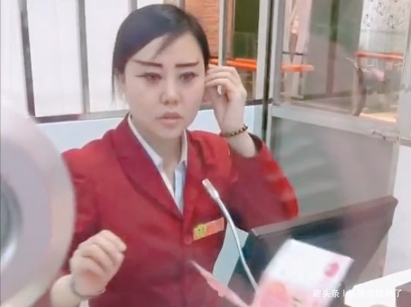 关系|小姐姐画着一对关公眉,她抬头那一刻,才发现颜值跟眉毛没有关系