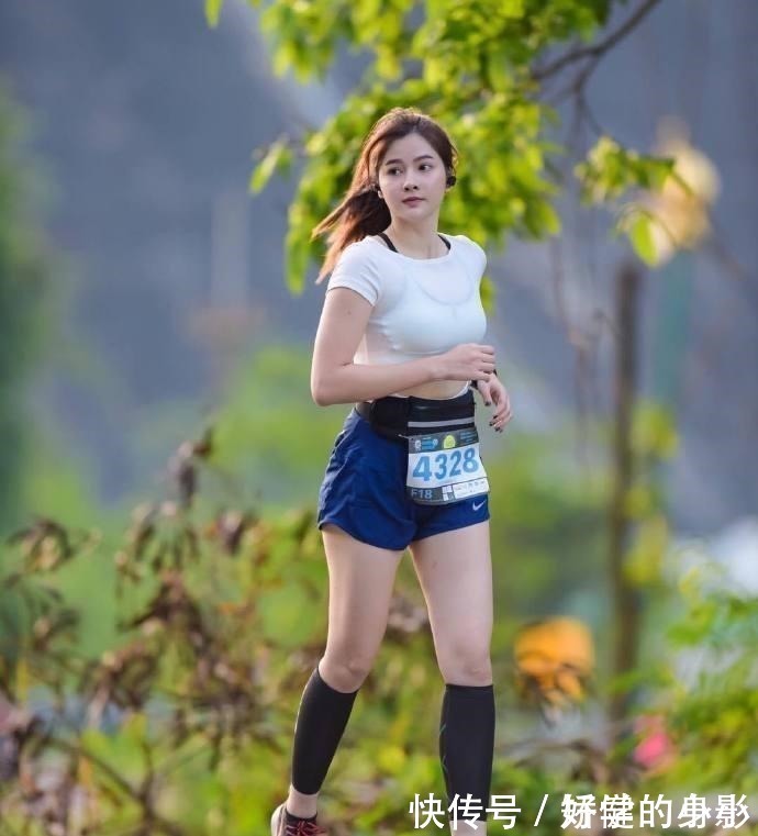 马尾辫 街拍;马尾辫发型怎么弄好看, 时尚达人教你怎么变青春靓丽!