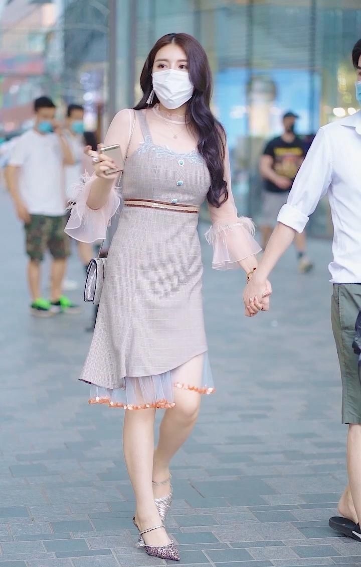 粉色 超衬御姐风,一条粉色轻纱打底裙,尽显成熟的魅力