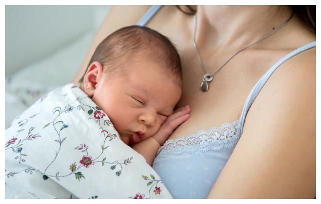 用喂奶来哄宝宝睡觉，看似有用，但其实对孩子伤害很大