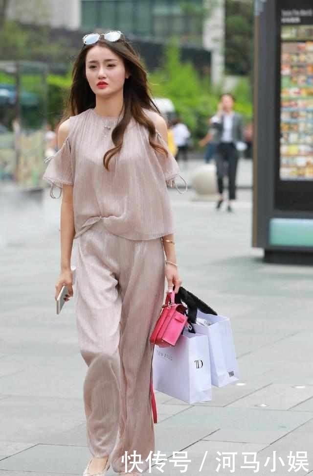 街拍:美女身上的白色修身连衣裙,典雅而百搭,看上去又不同寻常