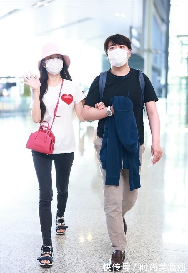 紧身裤|吉娜生娃后身材没走样,穿T恤配紧身裤走机场,“竹竿腿”太抢镜