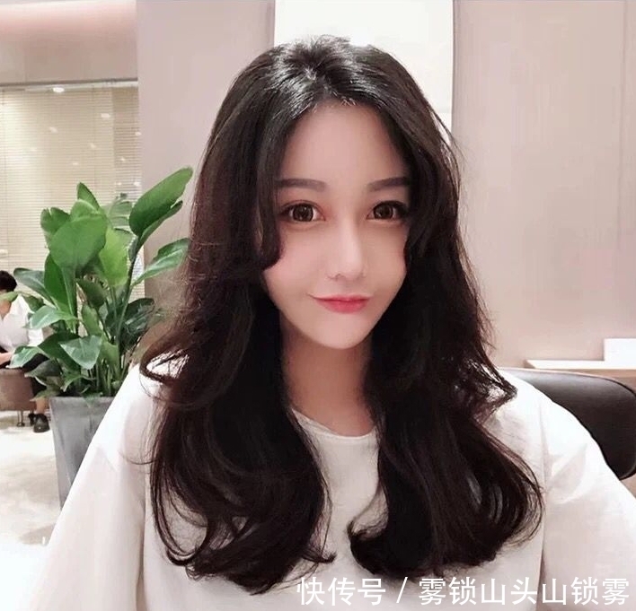 女孩子|四类女生剪了刘海让颜值更高,减龄又瘦脸,少女感十足更显魅力