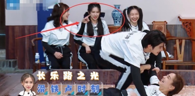 baby台上摔倒，跑男兄弟都在大笑，只有阚清子反应让人揪心！