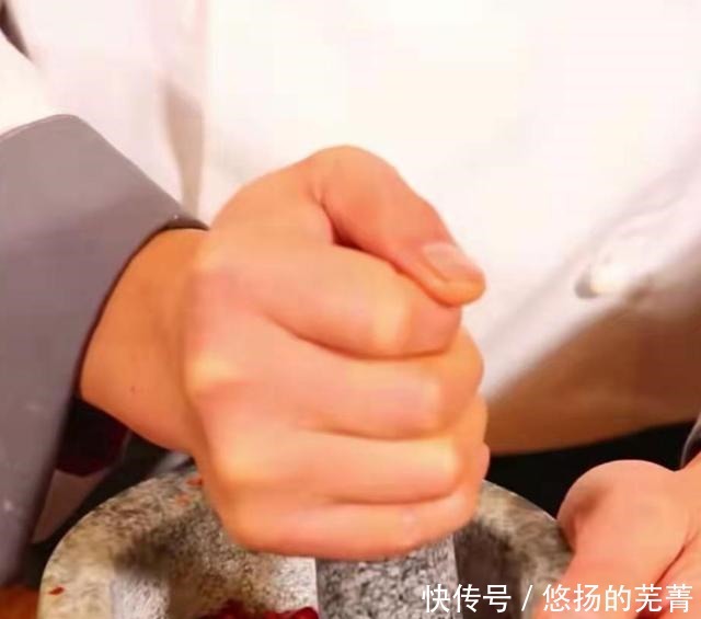 如何把红油炼制的又红、又香又辣,需要放3种辣椒,炼制分3个过程