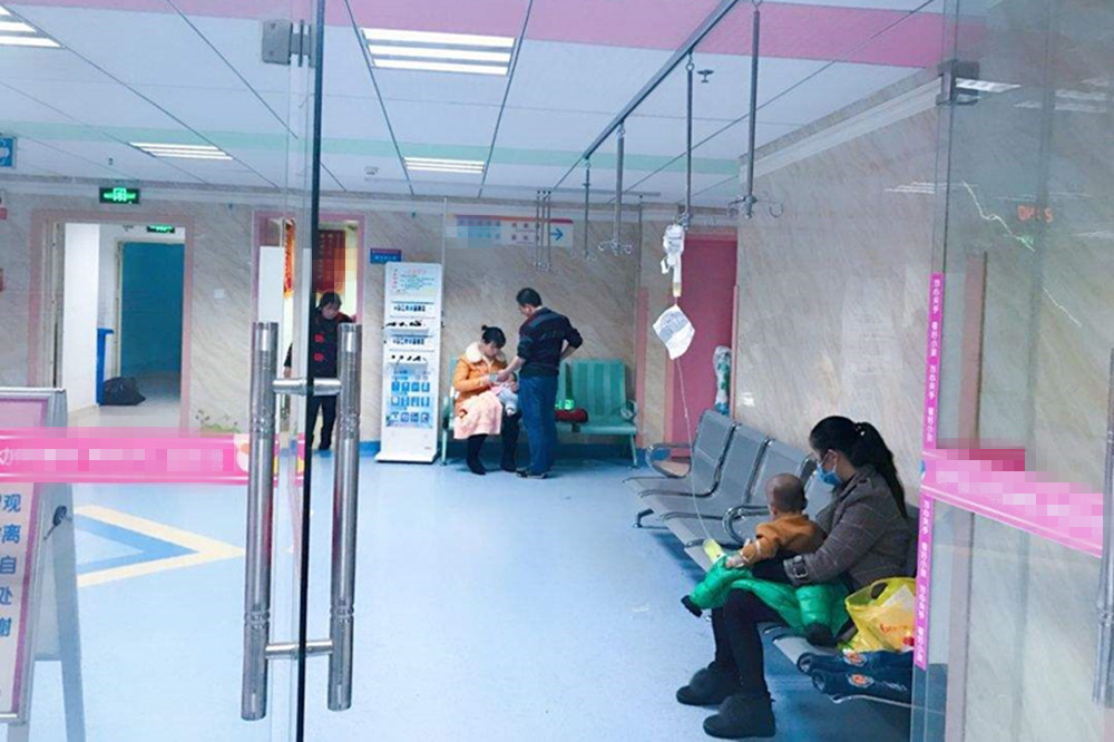 动作|爸爸带女儿看病的照片走红,看到他的动作,网友:关键时刻很靠谱