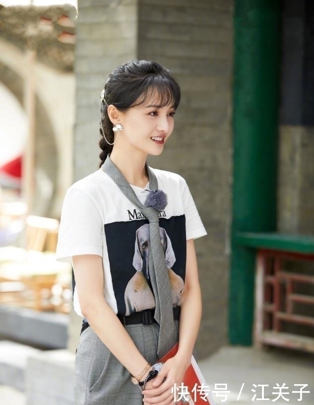 扎发 别再披头散发了,今秋流行这3种“扎发发型”,简单自然易上手