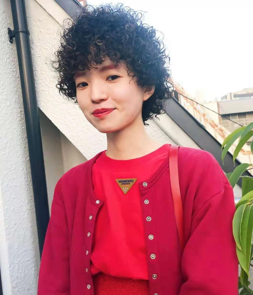 头发|羊毛卷已经不香了,“妈妈卷”悄然兴起,时髦的女生已经领先一步