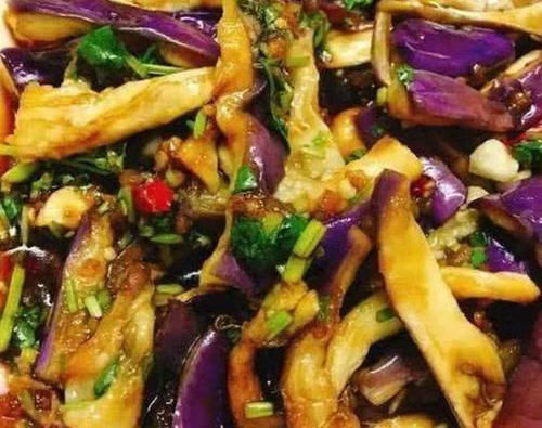 美食推荐：酱香回锅肉，排骨炖宽粉，辣肥肠，凉拌茄子的做法