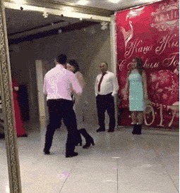 |搞笑GIF: 提起裤子赶紧跑吧 这种情况就别解释了