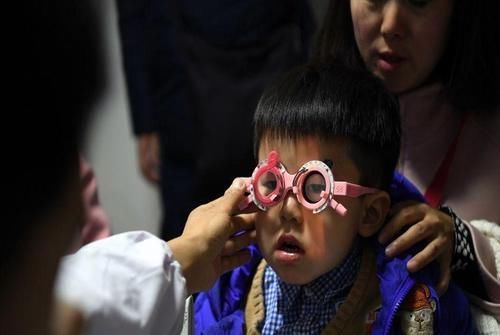 父母|这四大杀手正毁掉孩子视力，不是电脑也不是手机，八成父母不知道