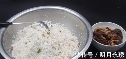 不会包粽子？小伙慢动作讲解，一卷一捏一盖，手法简单，一看就会