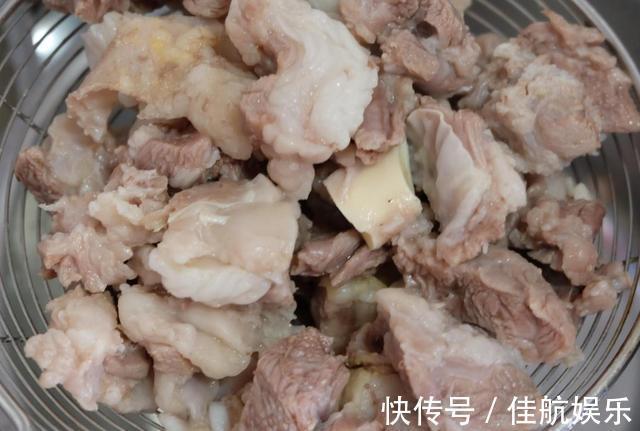 炖羊肉，记住“一不放一不做”口诀，羊肉鲜嫩无膻味，营养又美味