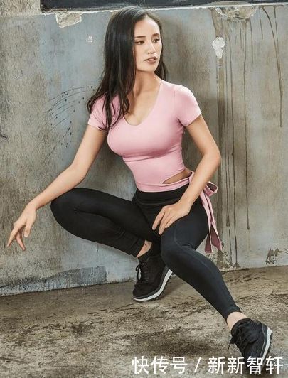 街拍美女打底裤装扮总是特别吸引人,让你美得从容又大气