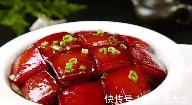 红烧肉用啥调色最红亮?湘菜大师的方法,保证颜色红亮,肥而不腻插图5 红烧肉用啥调色最红亮?湘菜大师的方法,保证颜色红亮,肥而不腻插图5