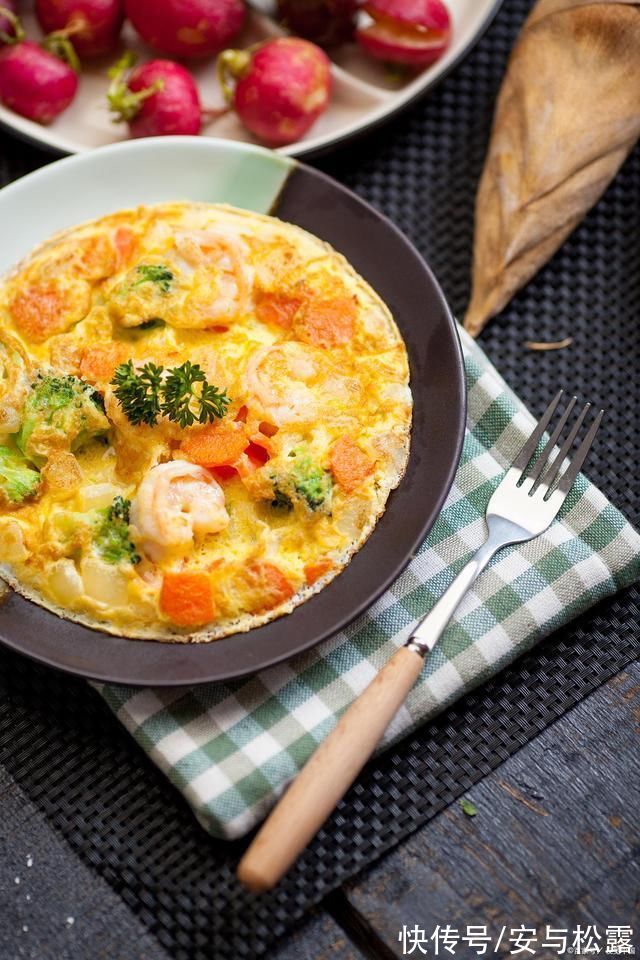 一口一个鲜虾的早餐蔬菜饼,营养又美味,早上10分钟就做好