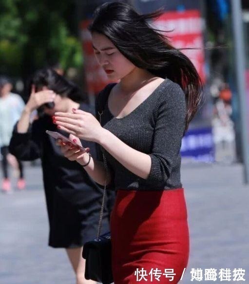 微胖|“微胖”的中年妇女，用红裙子发挥自己的成熟美！