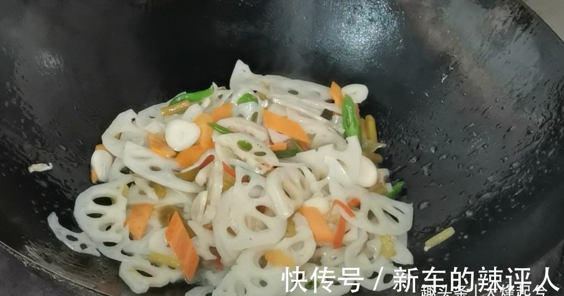 炒莲藕片|炒莲藕片不发黑，掌握2点小技巧，脆爽清甜又开胃，颜色透亮不黑