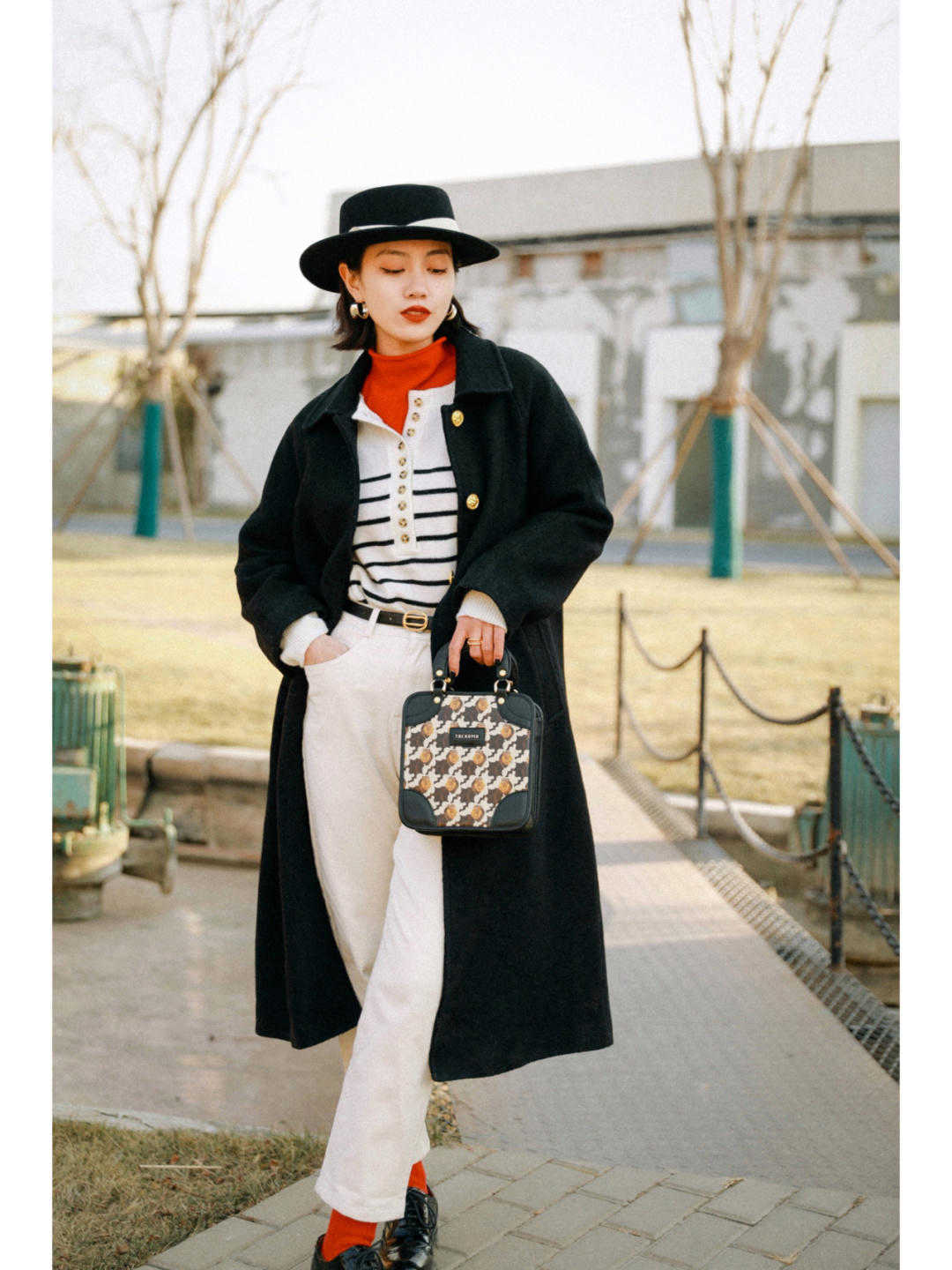 烟管裤|今年秋冬,有种穿法叫“大衣+裤子”火了,上身后没想到那么气质