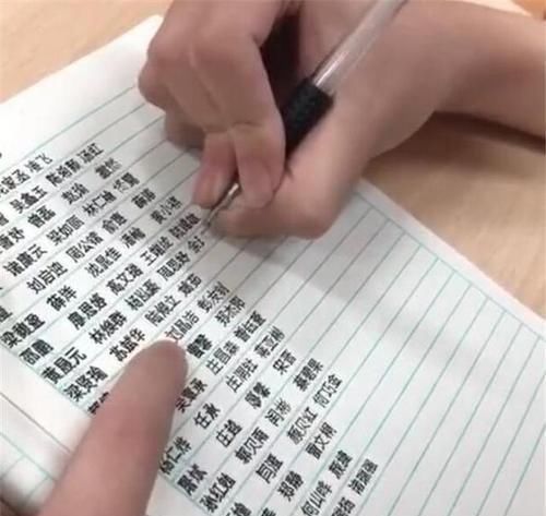 孩子|16岁男孩手写“印刷体”,700万网友点赞,父母却叹气:孩子病了